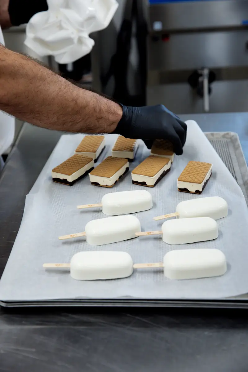 Fabrication artisanale de biscuits glacés et esquimos Raugi