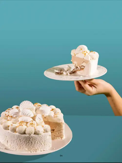Entremets glacé Raugi présenté sur fond bleu