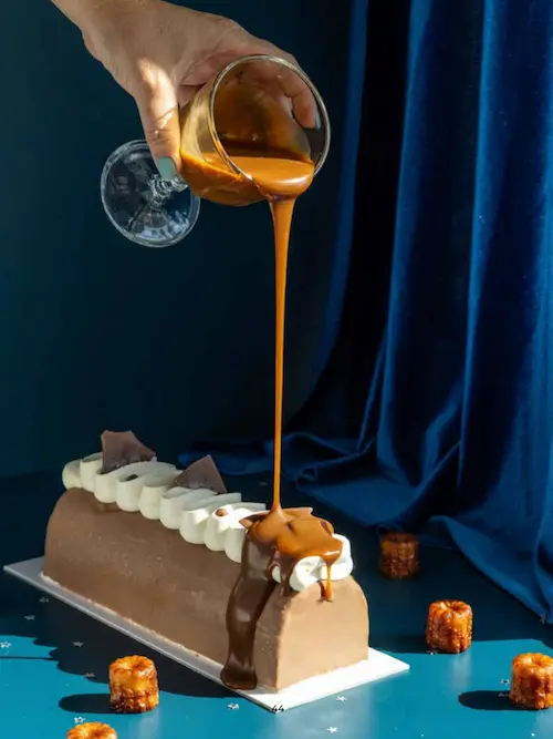 Sauce caramel Raugi versée sur une création glacée