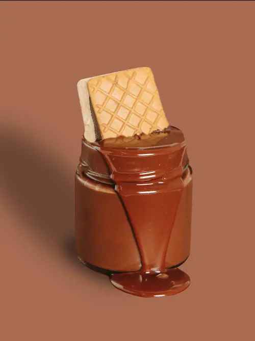 Biscuit glacé Raugi présenté avec un pot de chocolat