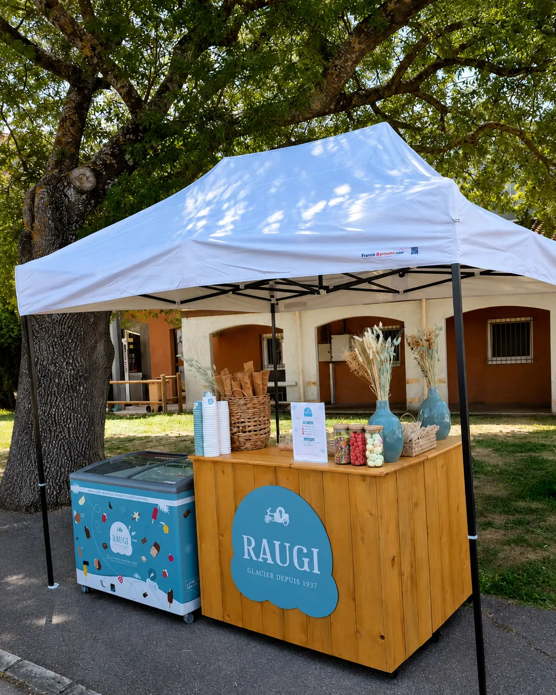 Stand événementiel Raugi avec comptoir et congélateur à glaces
